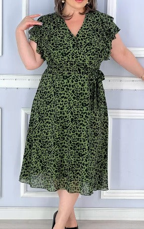 Elegant dress with leopard print and V-neck.